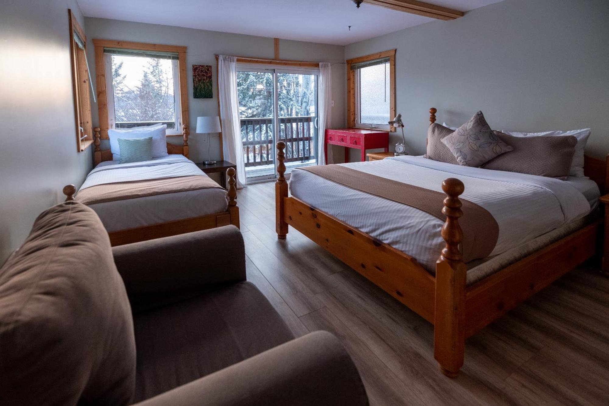 Inn On The Lake - Whitehorse Marsh Lake Room photo