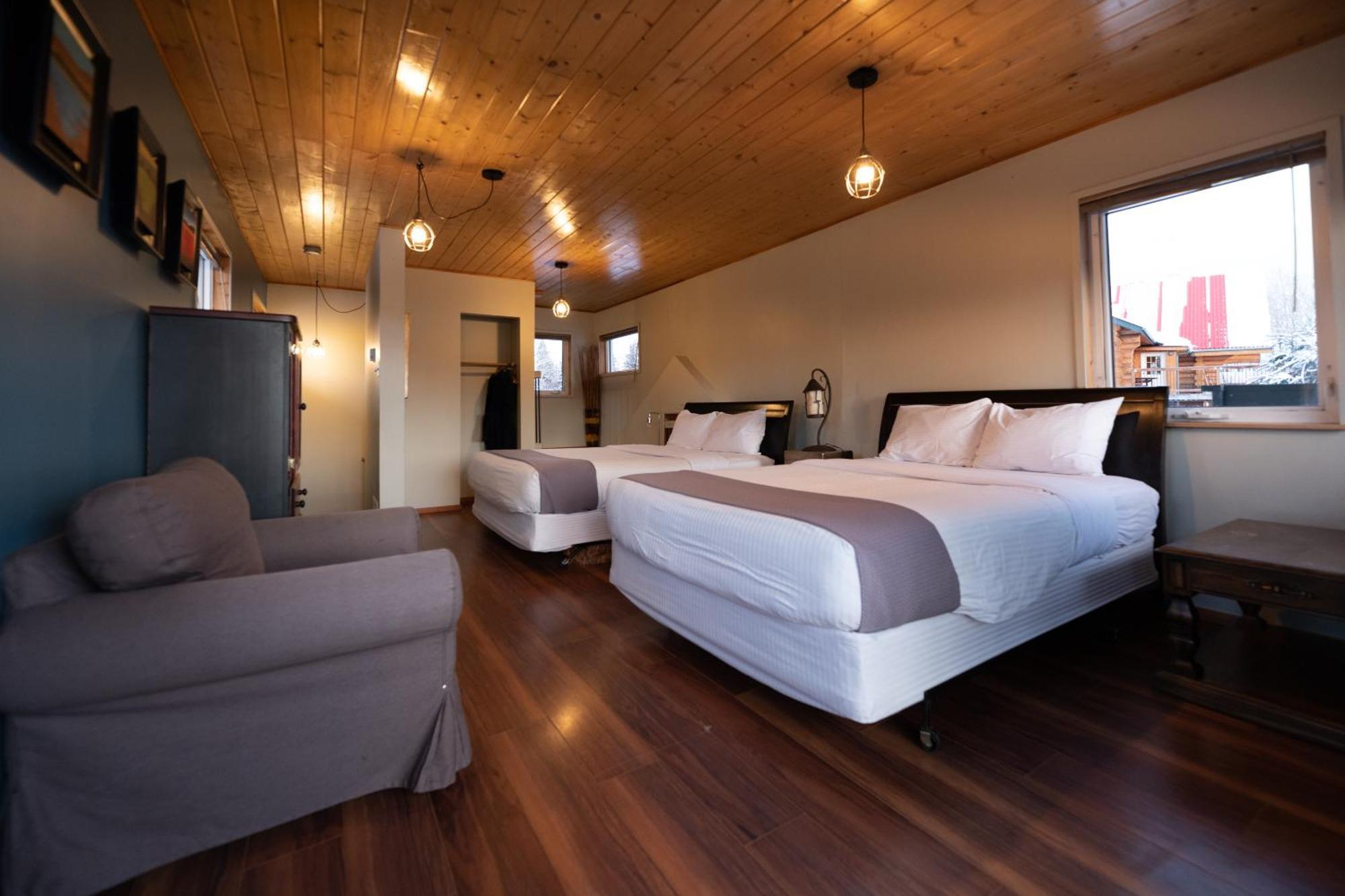 Inn On The Lake - Whitehorse Marsh Lake Room photo